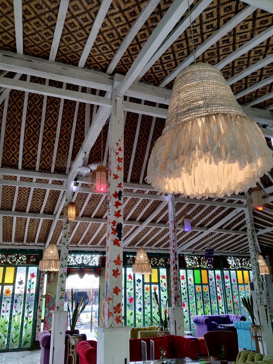 Jika kalian ingin mengadakan candle light dinner, bisa memesan terlebih dahulu dan akan melangsungkan makan malam romantis tersebut di lantai dua cafe ini.